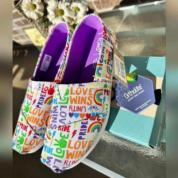 Toms PRIDE Shoes - Picture 1 of 4
